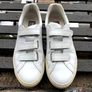White velcro Vejas!